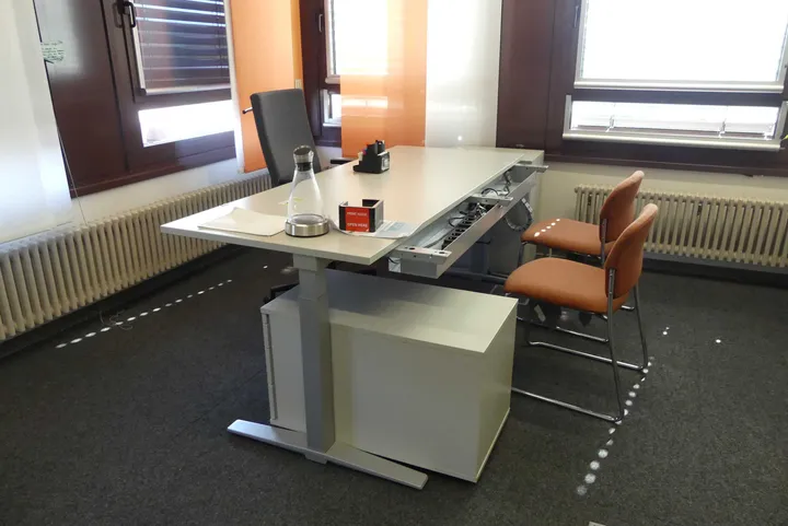 Schreibtischarbeitsplatz mit 2x Besucherstuhl Maße in cm ca. 200 x 80